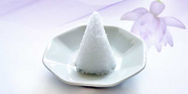香典返しと一緒に渡される「お清めの塩」の意味や使い方は？
